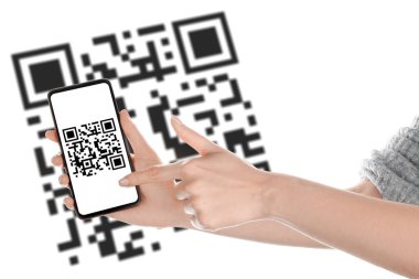 Akıllı telefonlu bir kadının elleri beyaz arkaplanda QR kodunu tarıyor.