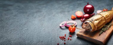 Lezzetli füme uskumru balıklı pano ve koyu arka planda taze sebzeler, yazı için yer, yakın plan.