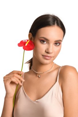 Beyaz arka planda anthurium çiçeği olan zarif bir kadının portresi