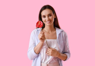 Renkli arka planda güzel anthurium çiçekli mutlu kadın.