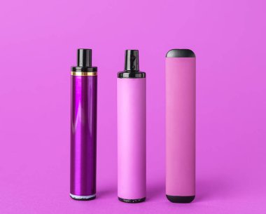 Mor arka planda tek kullanımlık elektronik sigara.