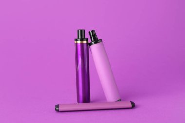 Mor arka planda tek kullanımlık elektronik sigara.