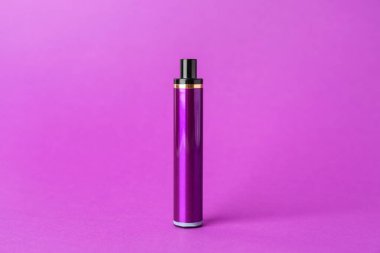 Mor arka planda tek kullanımlık elektronik sigara.