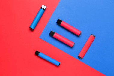 Renkli arka planda tek kullanımlık elektronik sigaralar