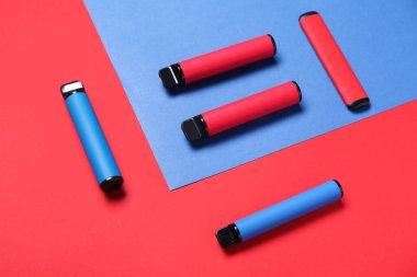 Renkli arka planda tek kullanımlık elektronik sigaralar