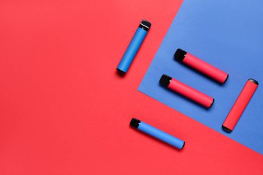 Renkli arka planda tek kullanımlık elektronik sigaralar
