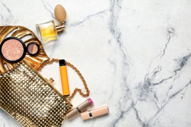 Tek kullanımlık elektronik sigara, kadın çantası ve arka planda dekoratif kozmetik.