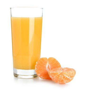 Beyaz arka planda bir bardak lezzetli mandalina suyu.