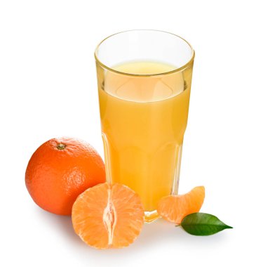 Beyaz arka planda bir bardak lezzetli mandalina suyu.