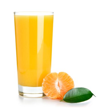 Beyaz arka planda bir bardak lezzetli mandalina suyu.