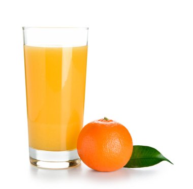 Beyaz arka planda bir bardak lezzetli mandalina suyu.