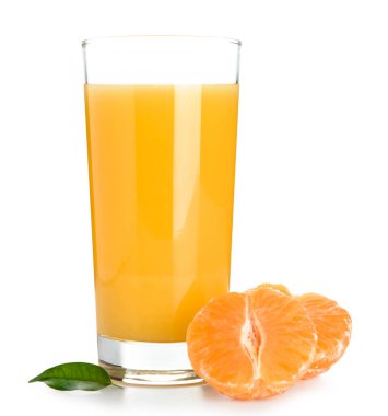 Beyaz arka planda bir bardak lezzetli mandalina suyu.