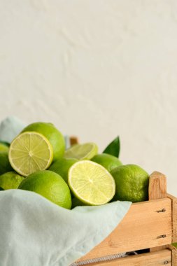 Hafif arka planda taze limonlu ahşap kutu, yakın plan.