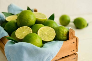 Hafif arka planda taze limonlu ahşap kutu, yakın plan.