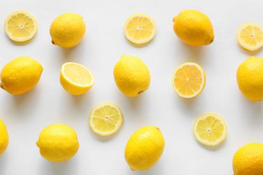 Beyaz arkaplanda limonlar, üst görünüm