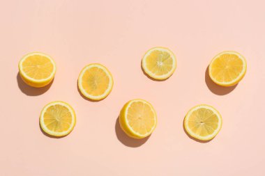 Açık renk arka planda olgun limon dilimleri, üst görünüm
