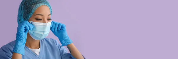 Asiatisk Sjuksköterska Medicinsk Mask Lila Bakgrund Med Utrymme För Text — Stockfoto