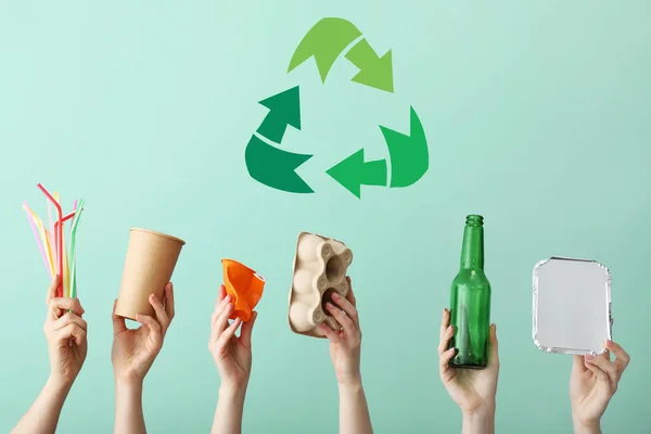 Mãos Com Lixo Símbolo Reciclagem Sobre Fundo Cor — Fotografia de Stock