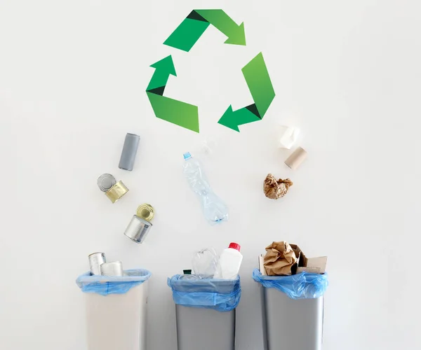Müll Fällt Mülltonnen Und Recyclingschild Auf Weißem Hintergrund — Stockfoto