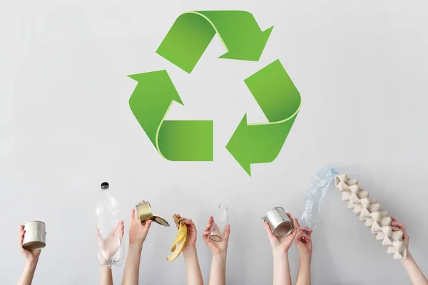 Mãos Com Diferentes Tipos Sinal Lixo Reciclagem Fundo Claro — Fotografia de Stock