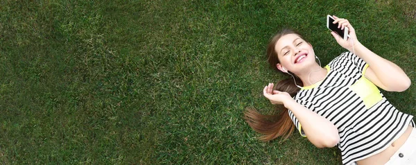 Bella Giovane Donna Che Ascolta Musica Mentre Trova Erba Verde — Foto Stock