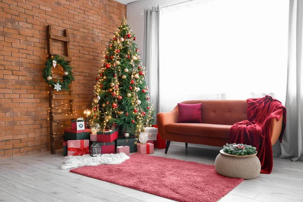 Kerstboom Met Cadeautjes Comfortabele Bank Met Rode Loper Het Interieur — Stockfoto