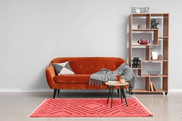 Interior Moderno Quarto Com Sofá Laranja Tapete Vermelho — Fotografia de Stock