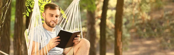 Jongeman Lezen Boek Ontspannen Hangmat Buiten — Stockfoto