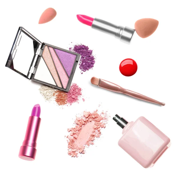 Dekoratif kozmetik seti beyaza izole edildi