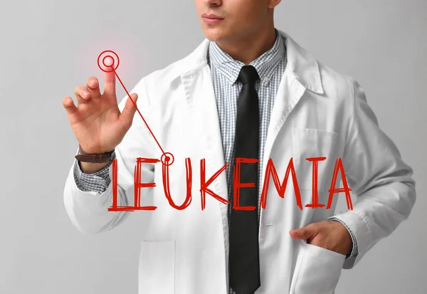 Arzt Mit Wort Leukemia Auf Virtuellem Bildschirm Vor Hellem Hintergrund — Stockfoto