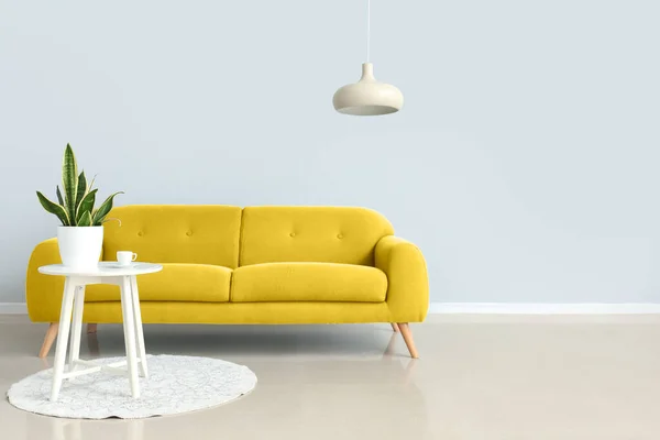 Wygodna Żółta Sofa Stół Wnętrzu Salonu — Zdjęcie stockowe