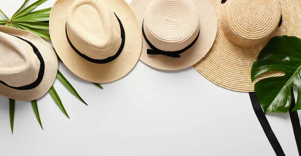 Summer Straw Hats Tropical Leaves Light Background Space Text — Stock Photo, Image