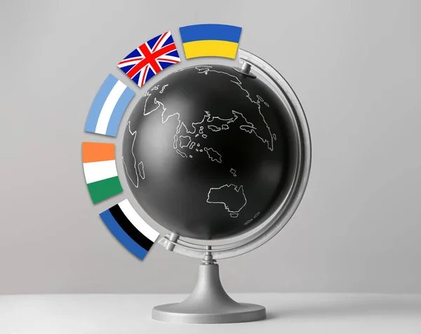 Глобус Різні Прапори Світлому Фоні — стокове фото
