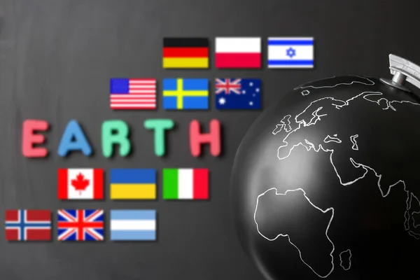 Глобус Темном Фоне Словом Earth Различными Флагами — стоковое фото