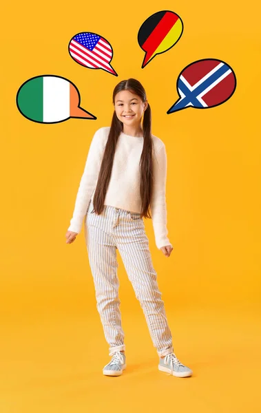 Portret Van Schattig Meisje Spraakbellen Met Verschillende Vlaggen Oranje Achtergrond — Stockfoto