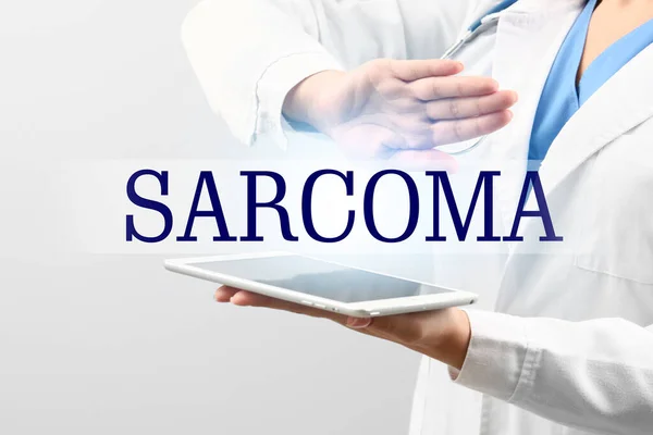 Doctor Tablet Computer Word Sarcoma Virtual Screen Light Background — Foto de Stock