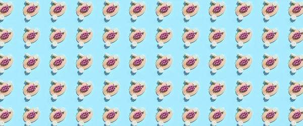 Masaj sabunu ve açık mavi arka planda çiçekler. Tasarım için desen