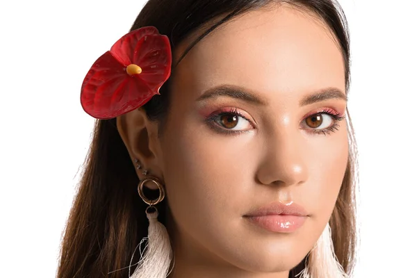 Vacker Kvinna Med Anthurium Blomma Håret Vit Bakgrund — Stockfoto