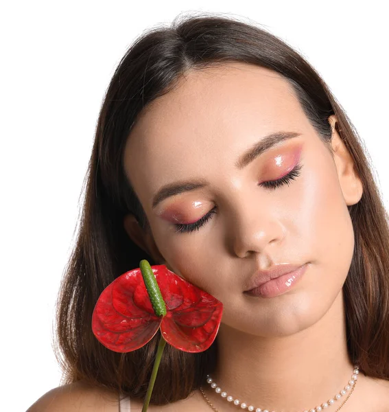 Femme Aux Yeux Fermés Tenant Fleur Anthurium Sur Fond Blanc — Photo