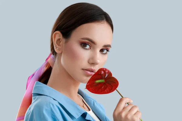 Porträtt Ung Kvinna Med Anthurium Blomma Ljus Bakgrund — Stockfoto