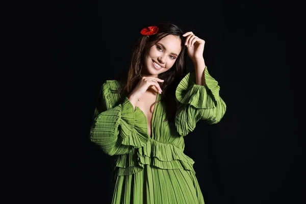 Hermosa Mujer Sonriente Con Flor Anturio Cabello Mojado Sobre Fondo — Foto de Stock