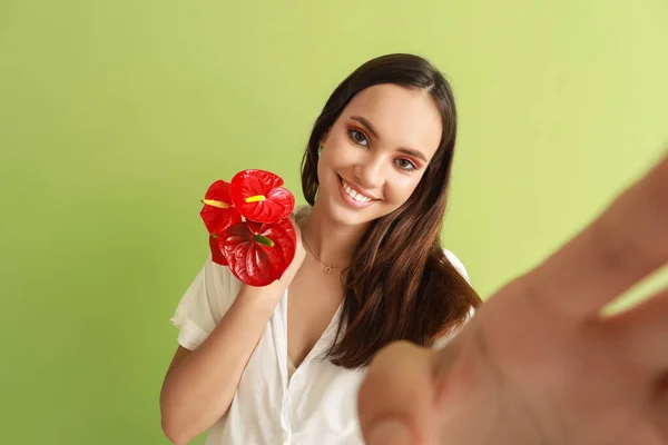 一个女人带着一束美丽的兰花 带着绿色背景的自拍 — 图库照片
