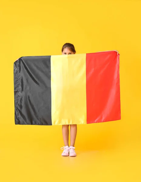 Liten Flicka Med Flagga Belgien Färg Bakgrund — Stockfoto