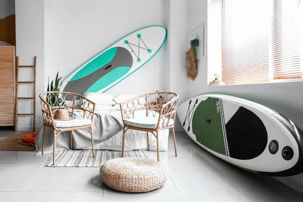 Intérieur Chambre Avec Des Chaises Confortables Des Planches Surf Près — Photo