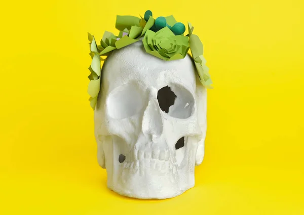Crânio Humano Com Flores Papel Artesanal Fundo Amarelo — Fotografia de Stock