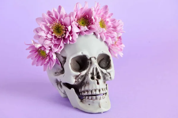 Human Skull Flowers Purple Background — Stock Photo, Image