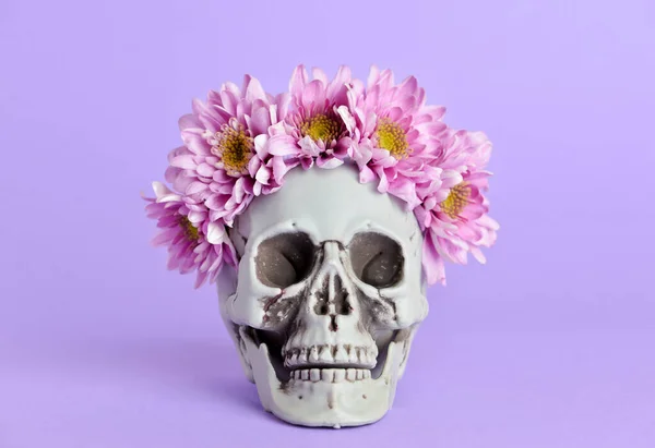 Human Skull Flowers Purple Background — Stock Photo, Image