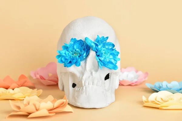 Human Skull Flowers Beige Background Closeup — Stock Photo, Image