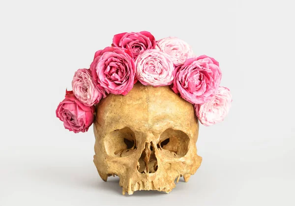 Gri arka planda çiçekli insan kafatası