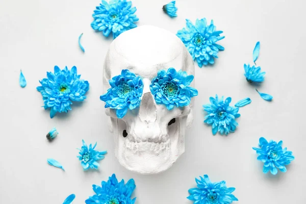 Human Skull Flowers Grey Background — Stock Photo, Image